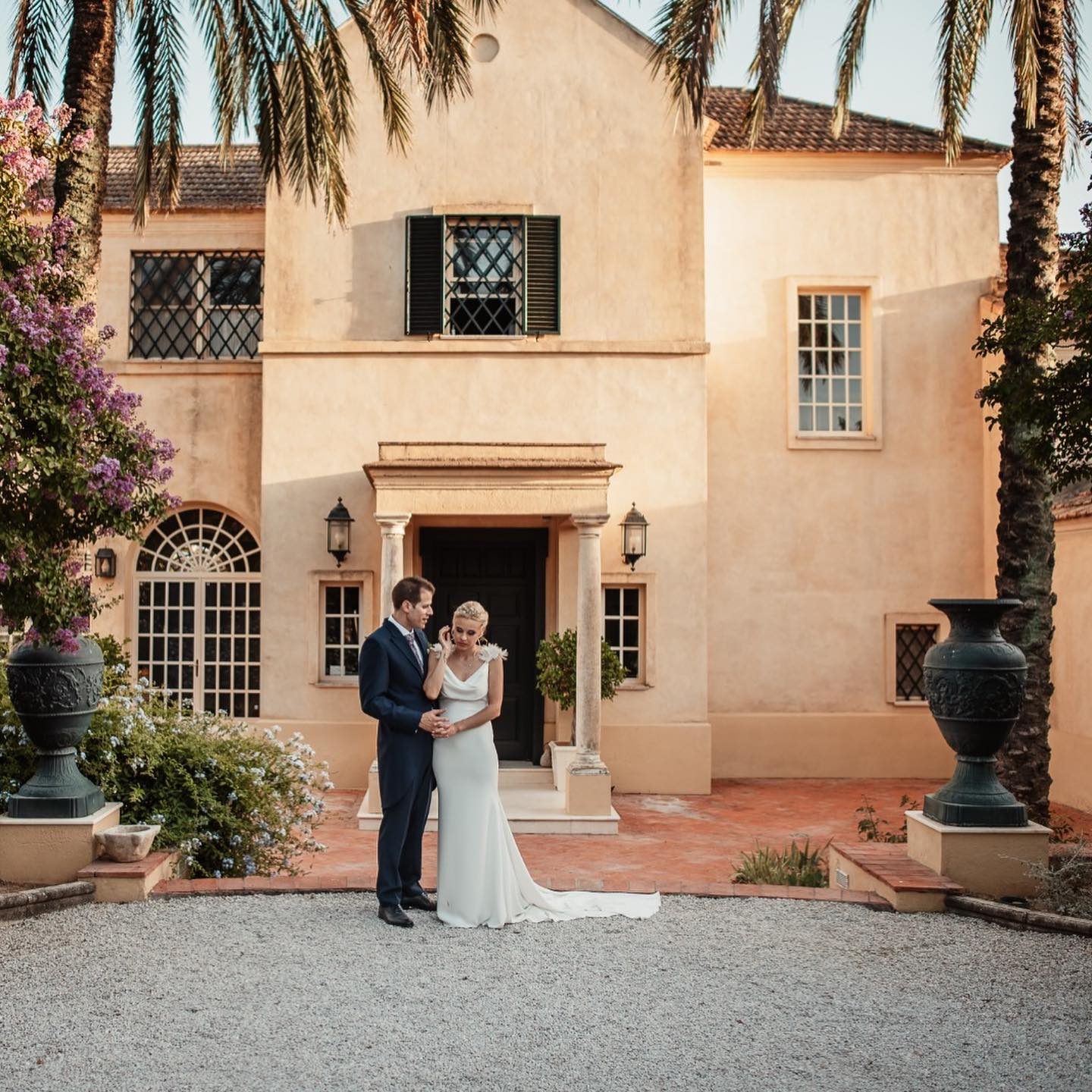 Pareja de novios en hacienda andaluza — fotografía de bodas en Sevilla
