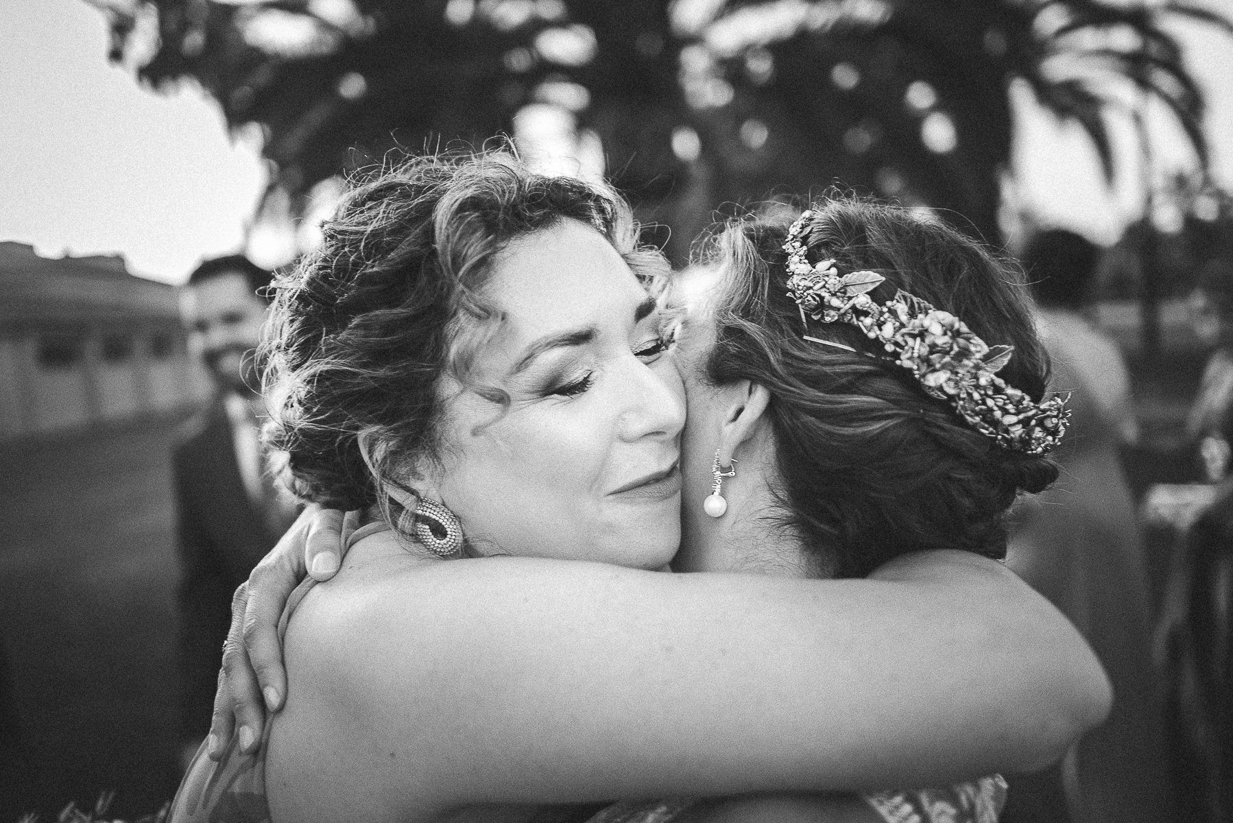 Abrazo emotivo durante una boda — fotografía documental